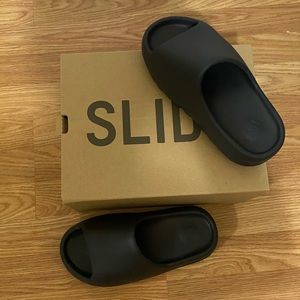 Yeezy Slides Oynx Women Size 8